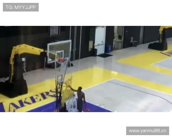 刷到施洋家里那组照，衣帽间堪比奢侈品仓库，球场上那个苦练人设瞬间裂开