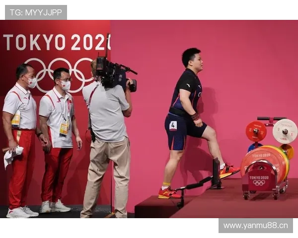 汪周雨家里那车库也太豪了吧，估计停满别克都不挤